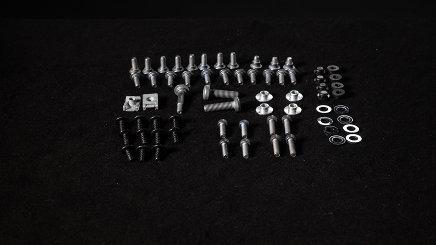 12NKEe3kSa_251217_SpareParts_CarbonSpoilerBoltKit__@syovanvliet_81670_WEB.jpg
