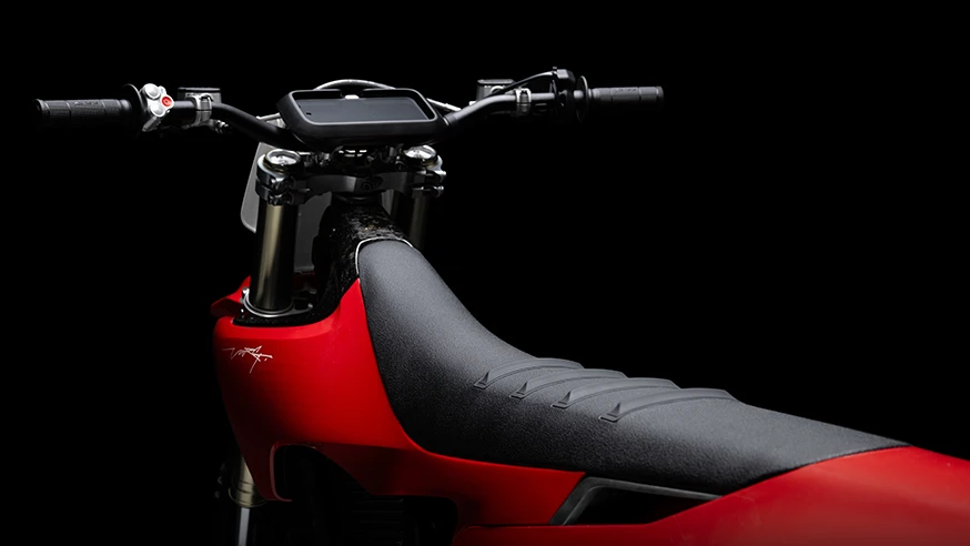 kXhAHHha7F_SMX1_2_red_seats_super_grip.webp