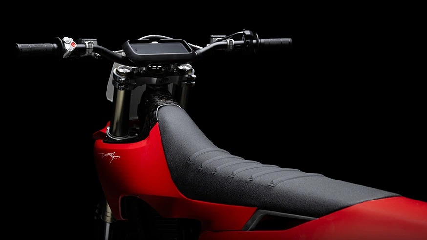 mdJKJ5CT1l_SMX1_2_red_seats_grip.jpg
